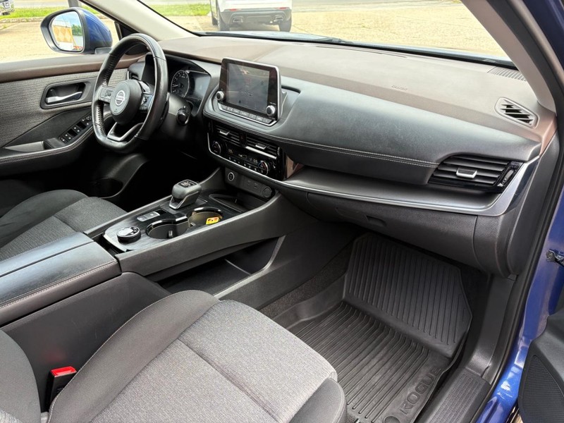 Nissan Rogue Vehicle Full-screen Gallery Image 09