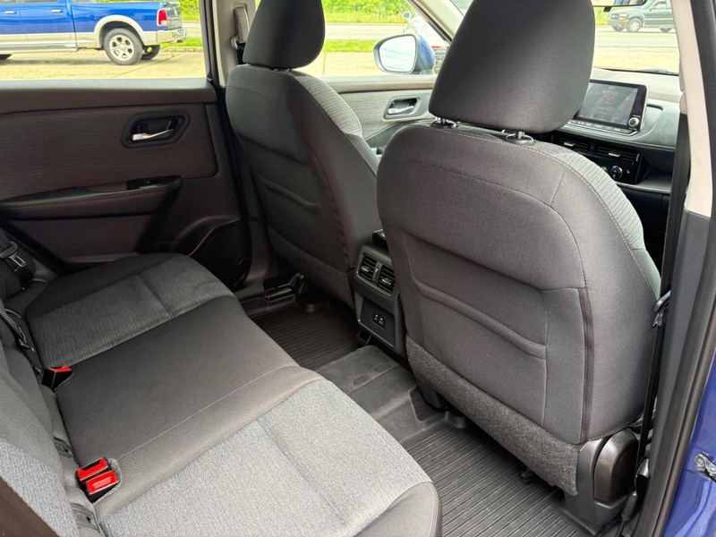 Nissan Rogue Vehicle Full-screen Gallery Image 10