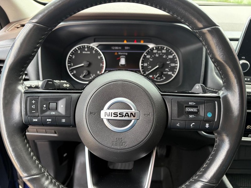 Nissan Rogue Vehicle Full-screen Gallery Image 12