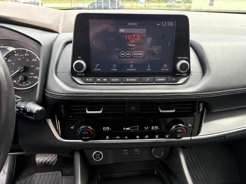 Nissan Rogue Vehicle Full-screen Gallery Image 13