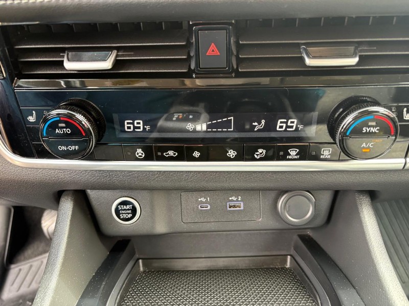 Nissan Rogue Vehicle Full-screen Gallery Image 14