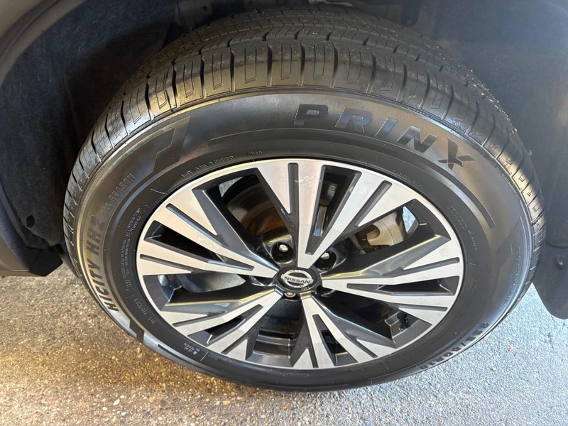 Nissan Rogue Vehicle Full-screen Gallery Image 20