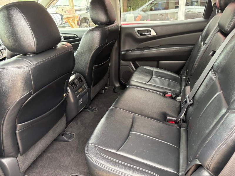 Nissan Pathfinder Vehicle Full-screen Gallery Image 08