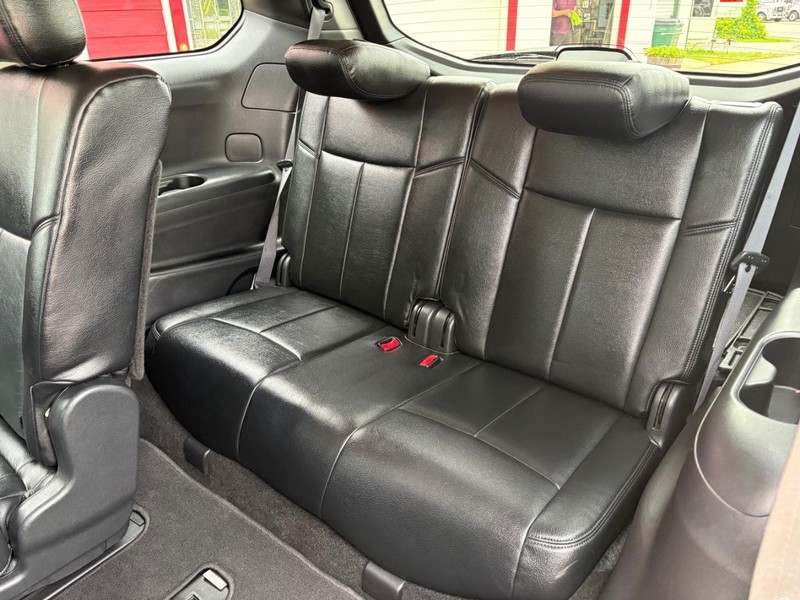 Nissan Pathfinder Vehicle Full-screen Gallery Image 09