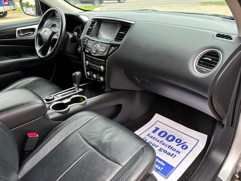Nissan Pathfinder Vehicle Full-screen Gallery Image 10