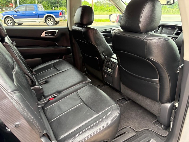 Nissan Pathfinder Vehicle Full-screen Gallery Image 11