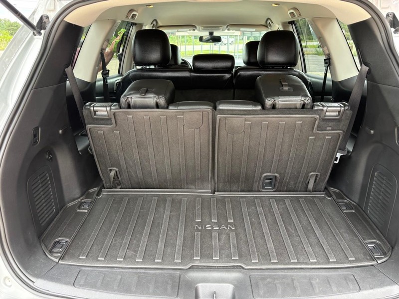 Nissan Pathfinder Vehicle Full-screen Gallery Image 12