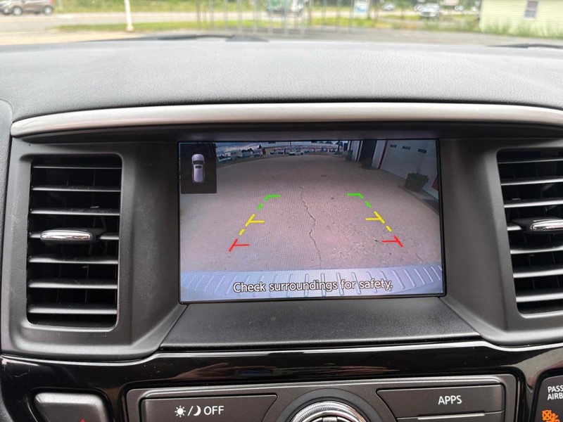Nissan Pathfinder Vehicle Full-screen Gallery Image 15