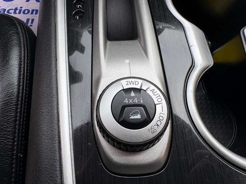Nissan Pathfinder Vehicle Full-screen Gallery Image 16
