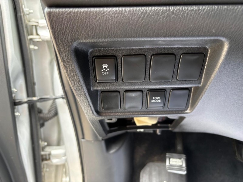 Nissan Pathfinder Vehicle Full-screen Gallery Image 17