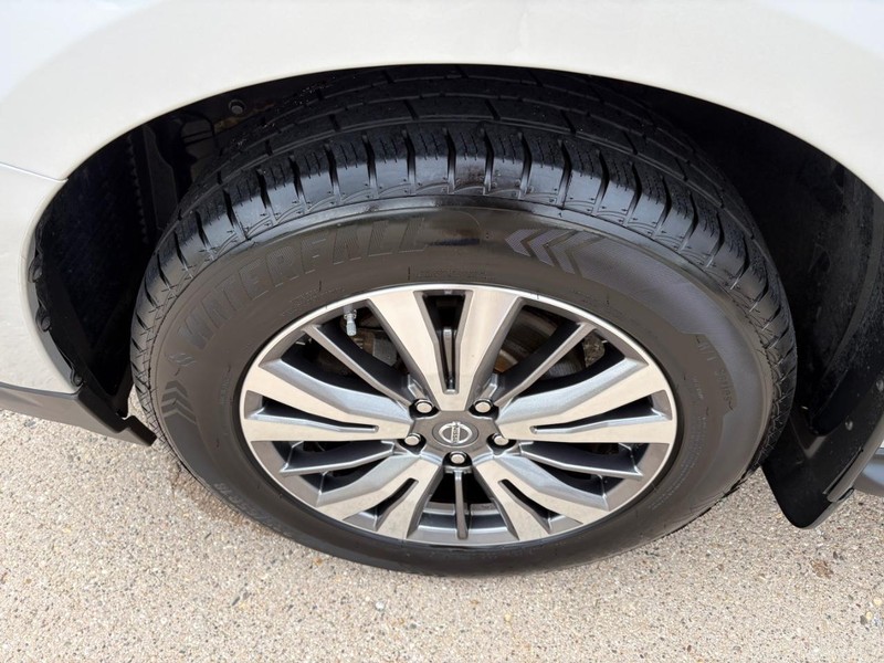 Nissan Pathfinder Vehicle Full-screen Gallery Image 19