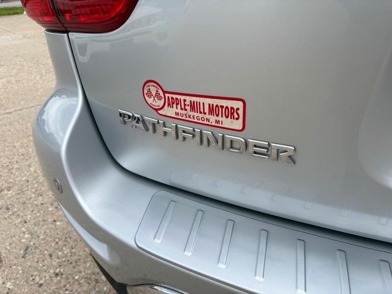 Nissan Pathfinder Vehicle Full-screen Gallery Image 20