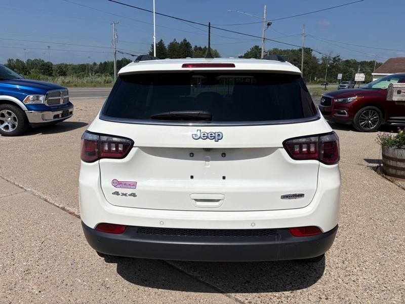 Jeep Compass Vehicle Full-screen Gallery Image 06