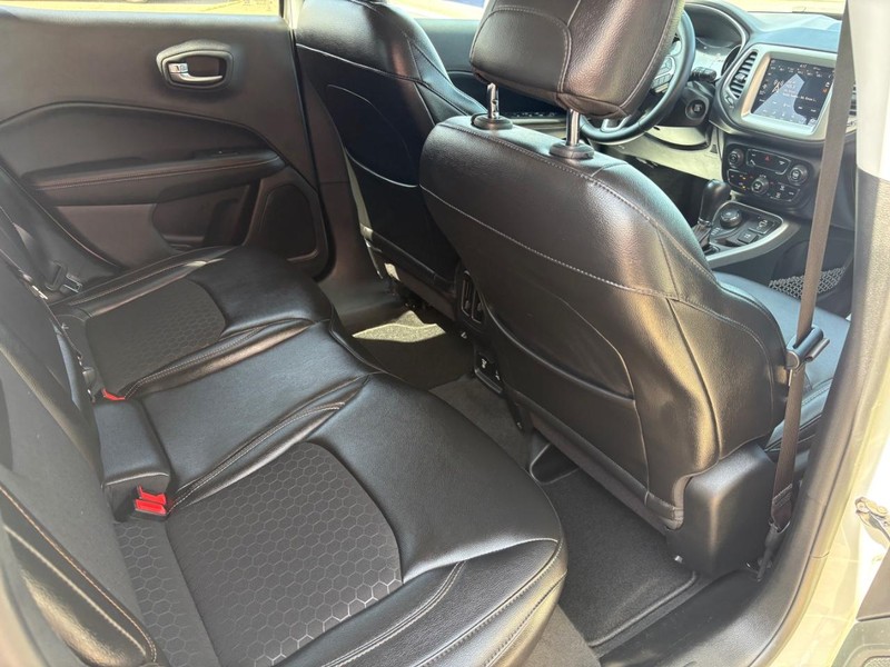 Jeep Compass Vehicle Full-screen Gallery Image 10