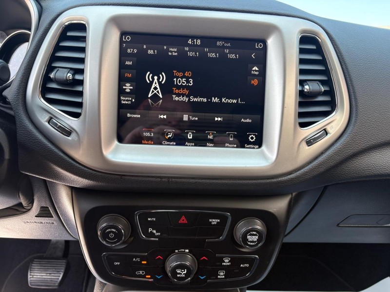 Jeep Compass Vehicle Full-screen Gallery Image 13