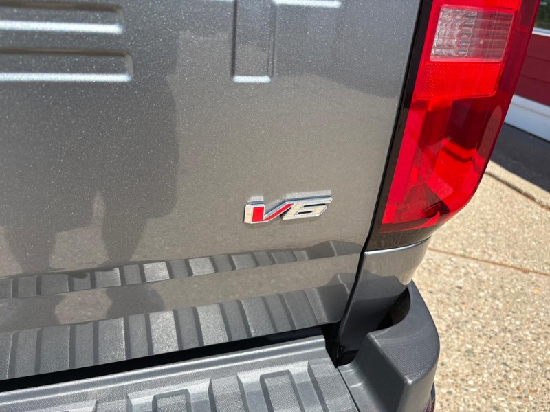 Chevrolet Colorado Vehicle Full-screen Gallery Image 17
