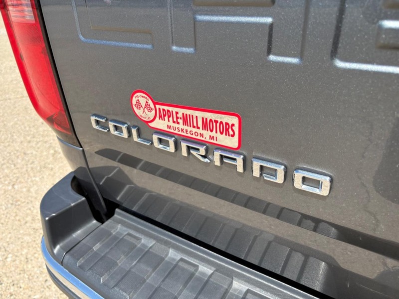 Chevrolet Colorado Vehicle Full-screen Gallery Image 18
