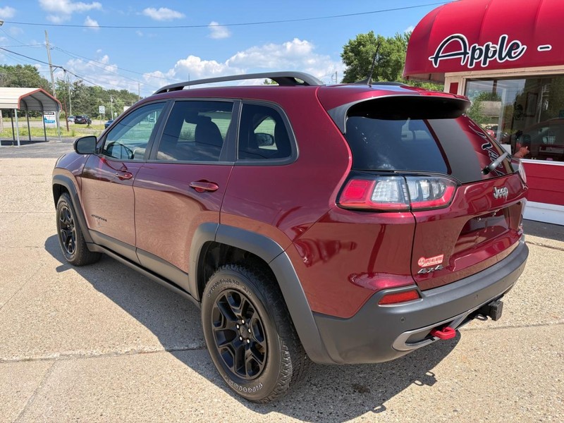 Jeep Cherokee Vehicle Full-screen Gallery Image 02
