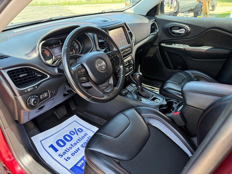 Jeep Cherokee Vehicle Full-screen Gallery Image 07