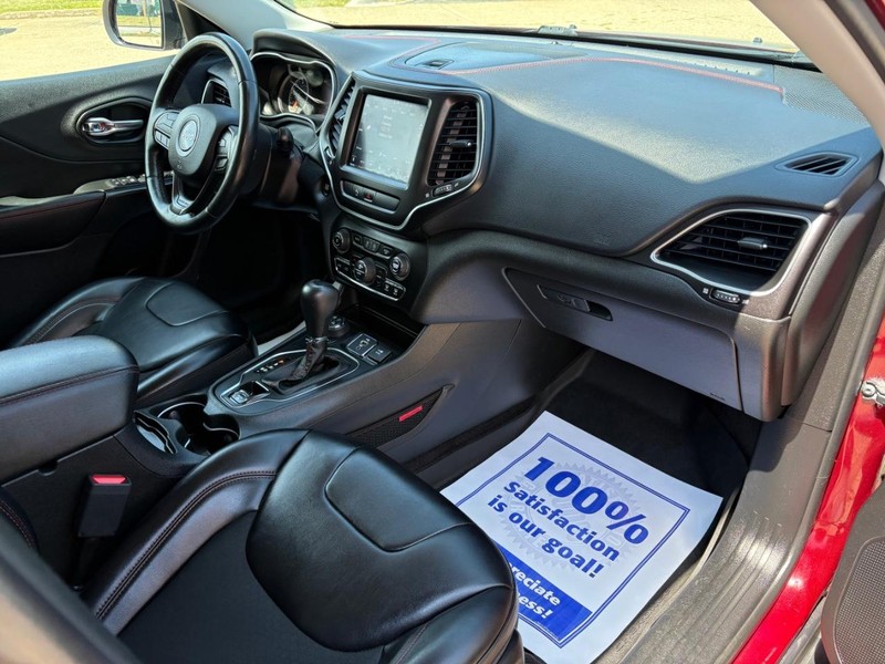 Jeep Cherokee Vehicle Full-screen Gallery Image 09