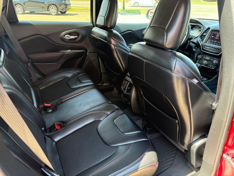 Jeep Cherokee Vehicle Full-screen Gallery Image 10
