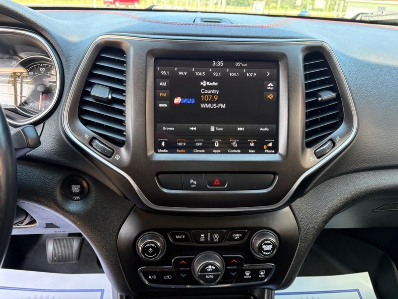 Jeep Cherokee Vehicle Full-screen Gallery Image 13