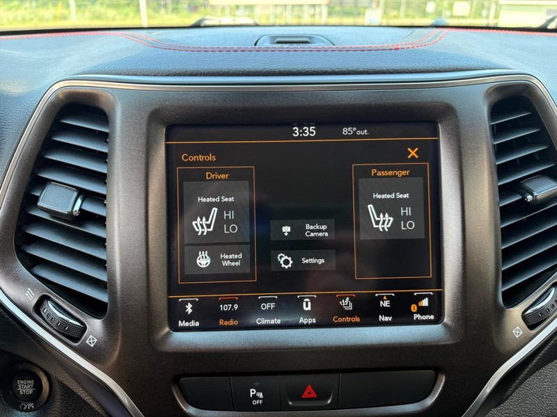 Jeep Cherokee Vehicle Full-screen Gallery Image 14
