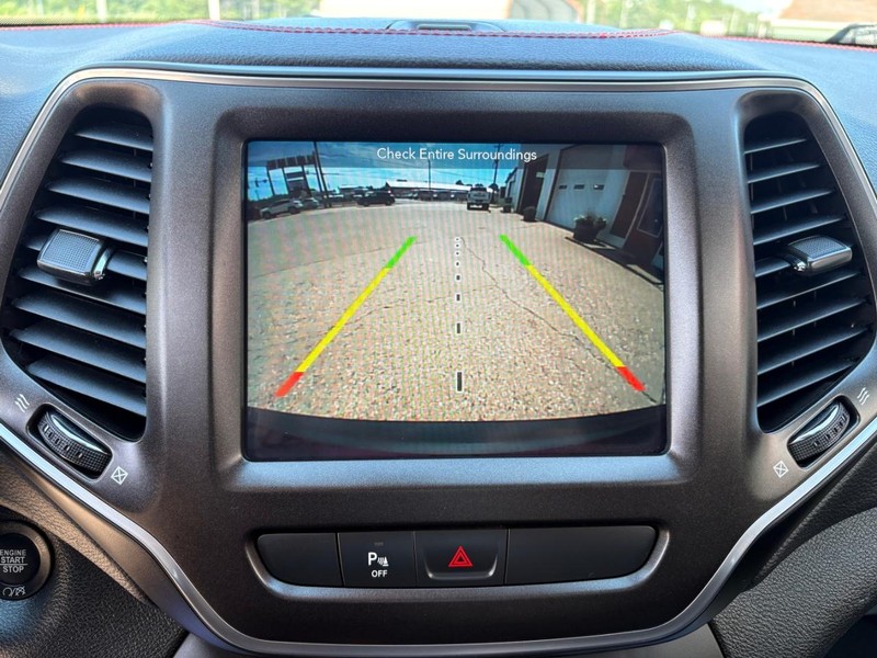 Jeep Cherokee Vehicle Full-screen Gallery Image 16