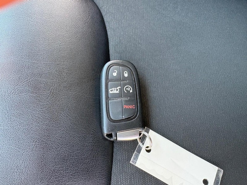 Jeep Cherokee Vehicle Full-screen Gallery Image 18