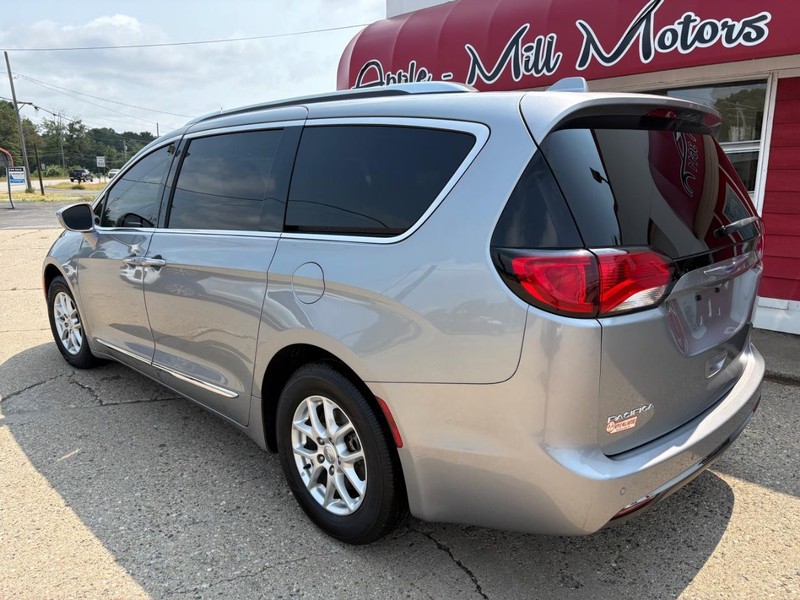 Chrysler Pacifica Vehicle Full-screen Gallery Image 02