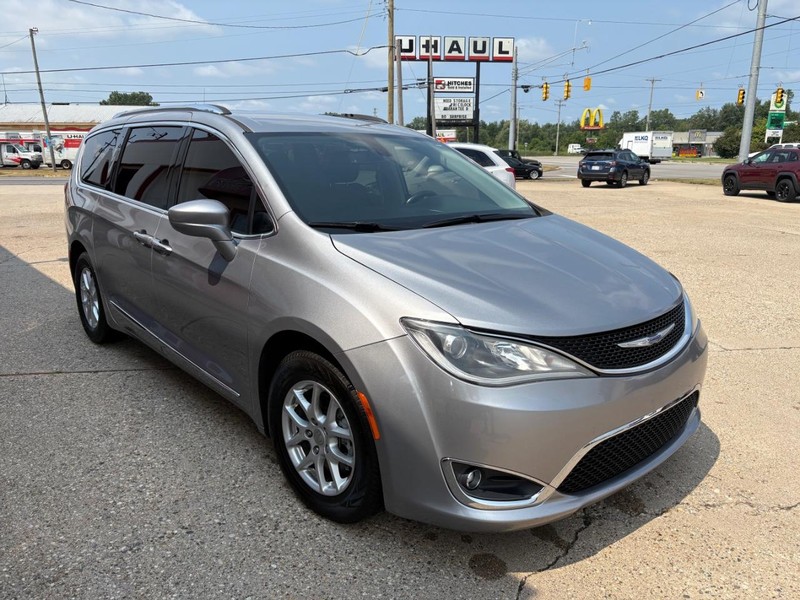Chrysler Pacifica Vehicle Full-screen Gallery Image 03