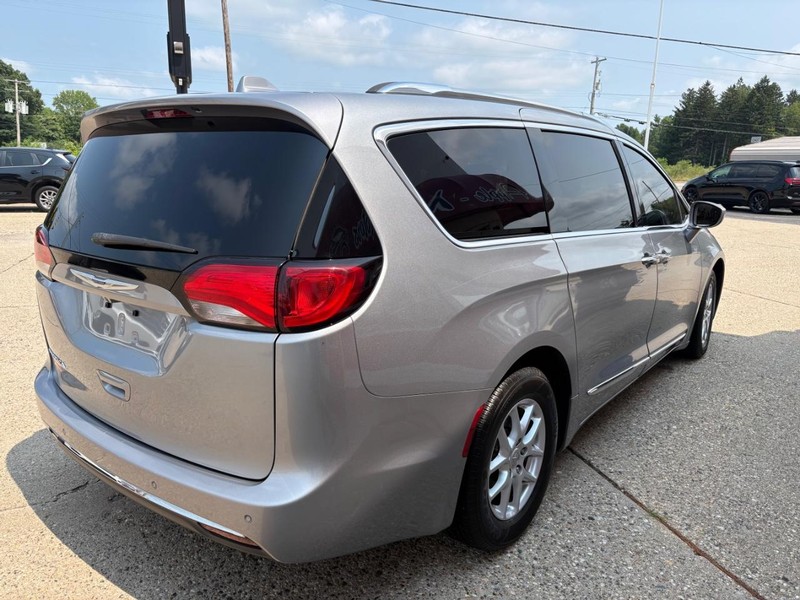 Chrysler Pacifica Vehicle Full-screen Gallery Image 04