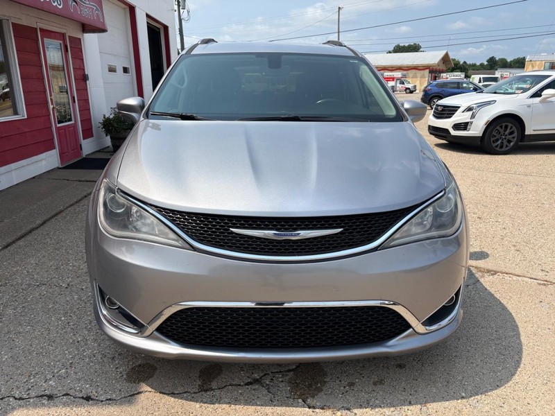 Chrysler Pacifica Vehicle Full-screen Gallery Image 05
