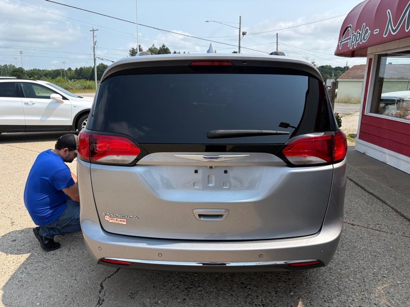 Chrysler Pacifica Vehicle Full-screen Gallery Image 06