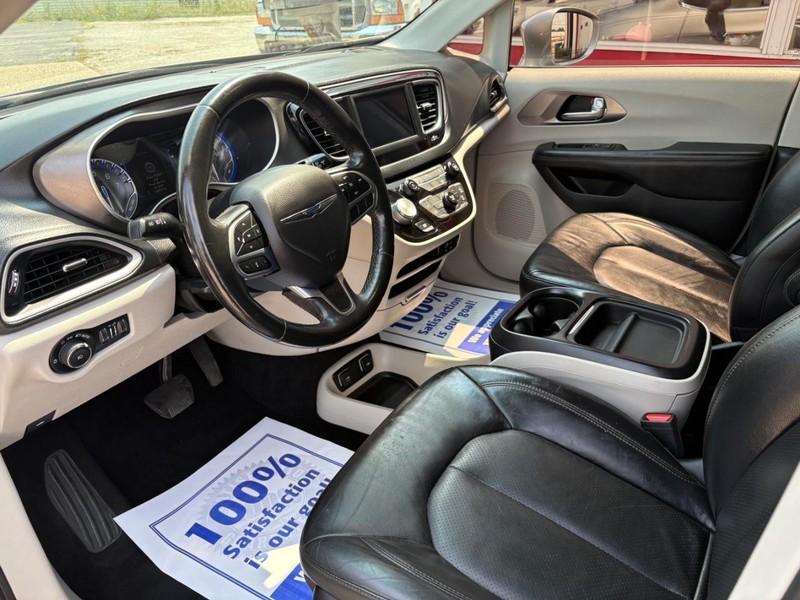 Chrysler Pacifica Vehicle Full-screen Gallery Image 07