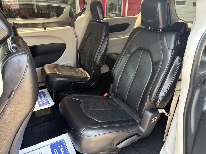 Chrysler Pacifica Vehicle Full-screen Gallery Image 08