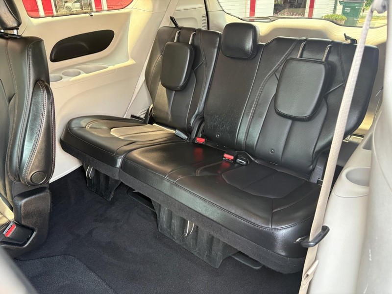 Chrysler Pacifica Vehicle Full-screen Gallery Image 09