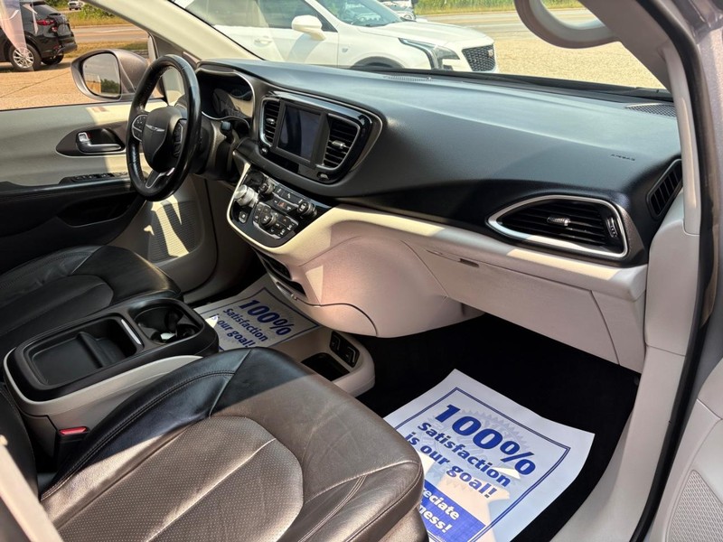 Chrysler Pacifica Vehicle Full-screen Gallery Image 10