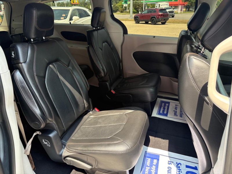Chrysler Pacifica Vehicle Full-screen Gallery Image 11