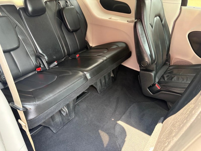 Chrysler Pacifica Vehicle Full-screen Gallery Image 12