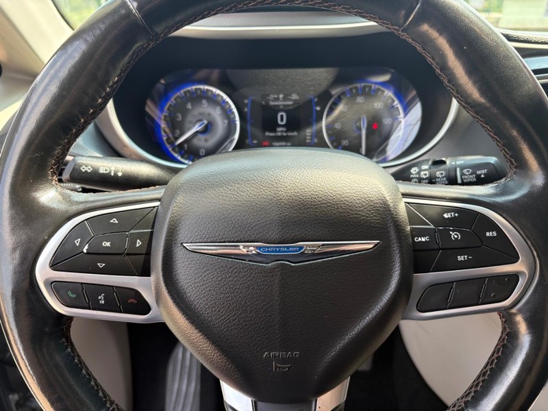 Chrysler Pacifica Vehicle Full-screen Gallery Image 13