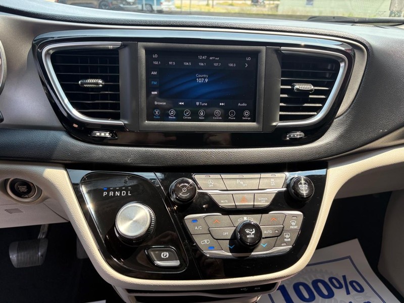 Chrysler Pacifica Vehicle Full-screen Gallery Image 14