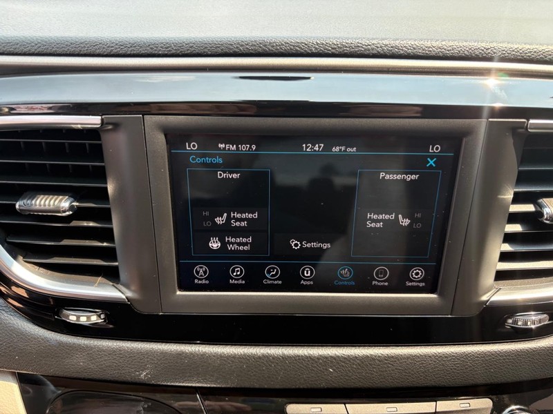 Chrysler Pacifica Vehicle Full-screen Gallery Image 15