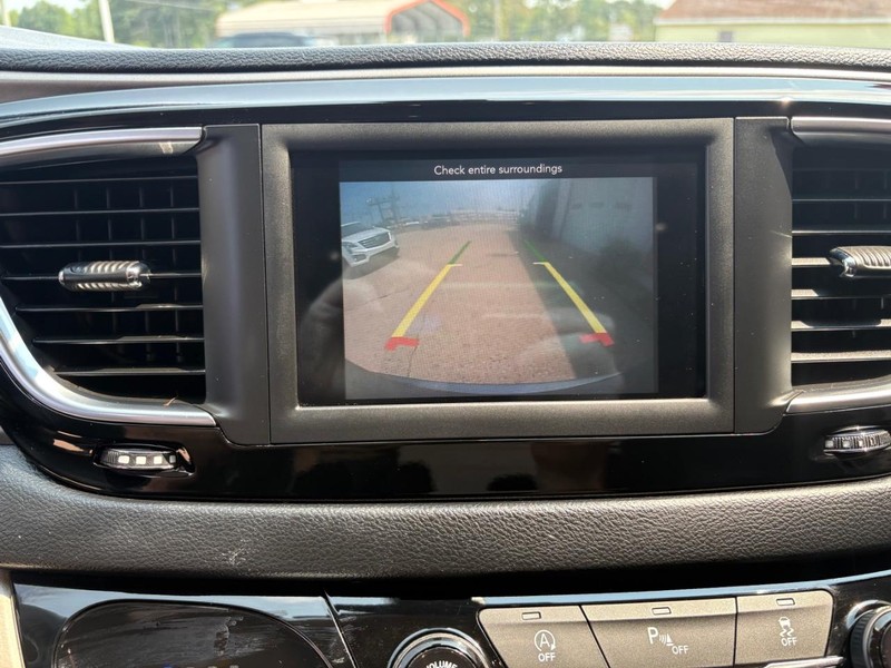 Chrysler Pacifica Vehicle Full-screen Gallery Image 16