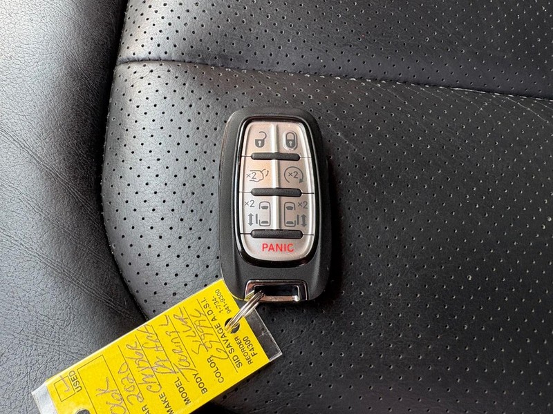 Chrysler Pacifica Vehicle Full-screen Gallery Image 17
