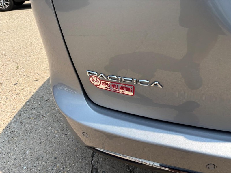 Chrysler Pacifica Vehicle Full-screen Gallery Image 18