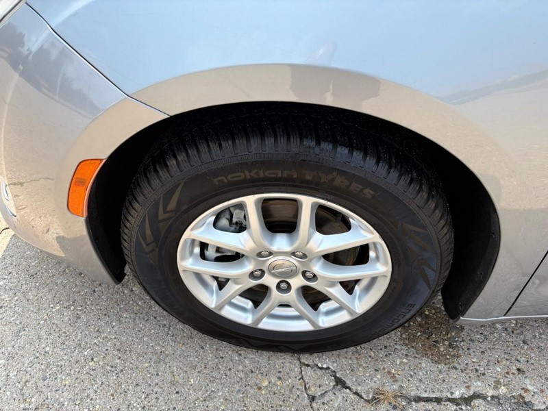 Chrysler Pacifica Vehicle Full-screen Gallery Image 19