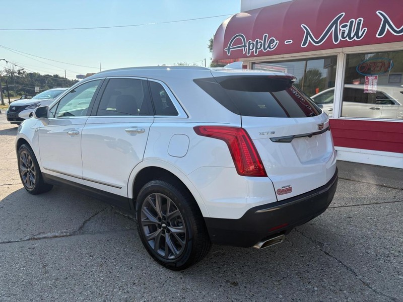 Cadillac XT5 Vehicle Full-screen Gallery Image 02
