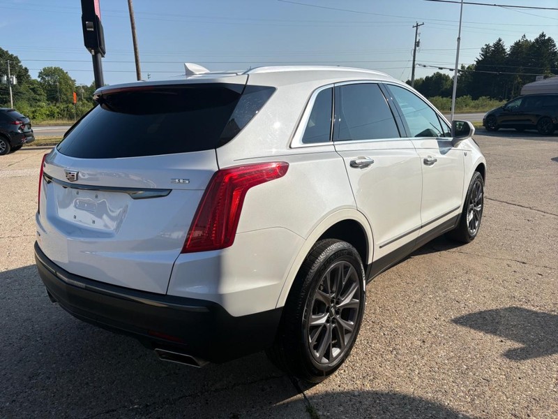 Cadillac XT5 Vehicle Full-screen Gallery Image 04