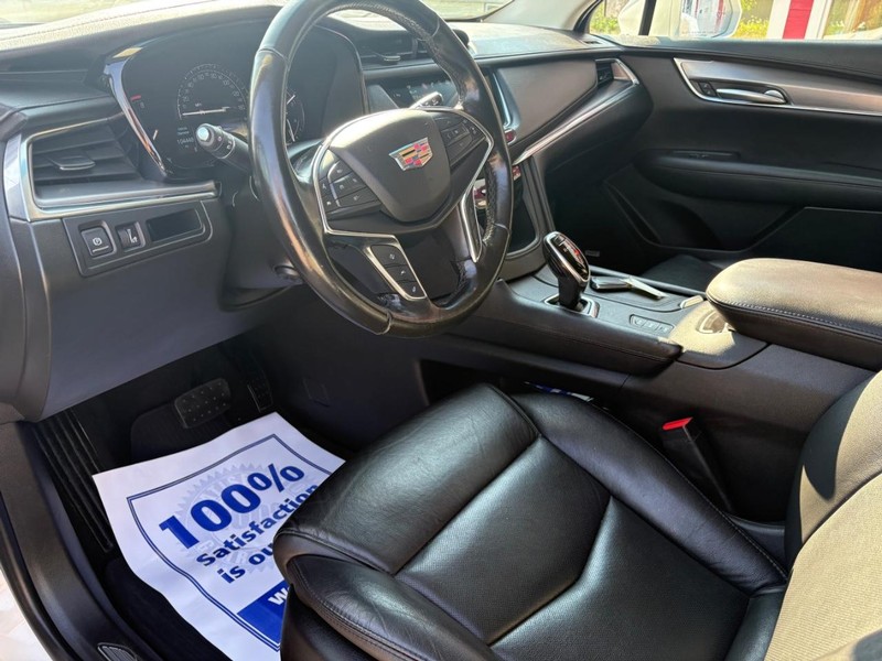 Cadillac XT5 Vehicle Full-screen Gallery Image 06